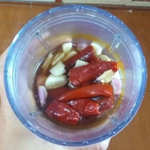 Ulek/ blender cabai merah, bawang merah, bawang putih dan ketumbar hingga halus (saya blender dengan menambahkan sedikit air).