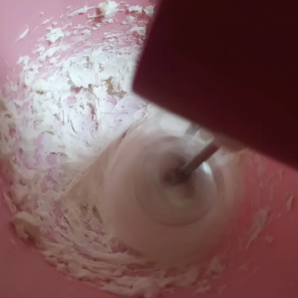 Kocok whipped cream bubuk dengan air es hingga mengembang.