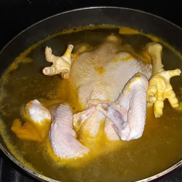Setelah kuah ungkep mendidih, lalu masukkan ayam dan masak 15 menit sampai bumbu meresap.