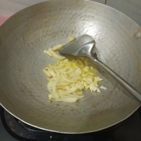 Tumis bawang putih dan bawang bombai sampai harum, kemudian sisihkan.