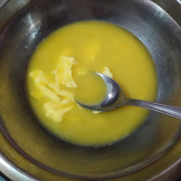 Lelehkan margarin, lalu biarkan sampai suhu ruang.