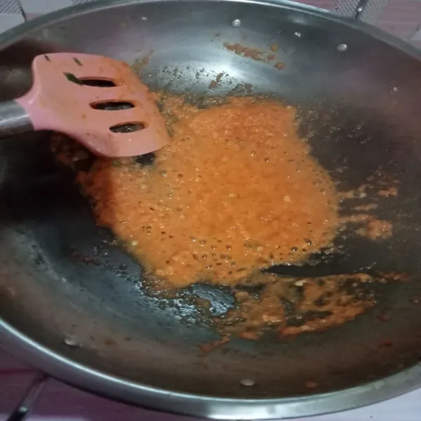 Tumis bumbu halus hingga tanak.