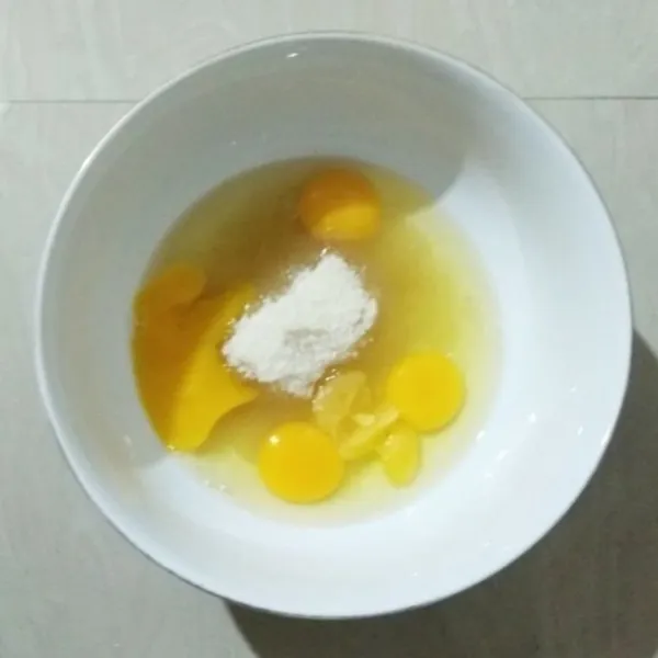 Masukan telur, gula pasir, dan emulisfier ke dalam mangkuk.