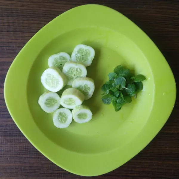 Cuci bersih timun dan daun mint lalu potong timun.