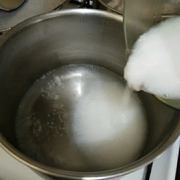 Dalam panci rebus air 200 ml hingga mendidih, tuang larutan nasi, aduk rata.