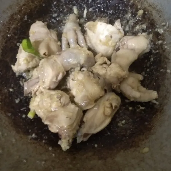 Kemudian tumis bumbu halus, serai dan daun jeruk dengan minyak panas, jika sudah matang bumbunya, masukkan ayam, aduk rata.