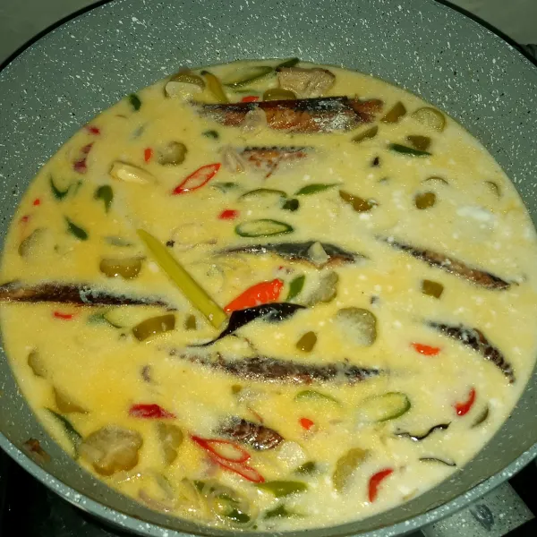 Tuang air dam masak sampai matang dan kuah agak menyusut. Koreksi rasa dan matikan api.