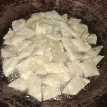 Siapkan minyak goreng lalu goreng adonan hingga matang.