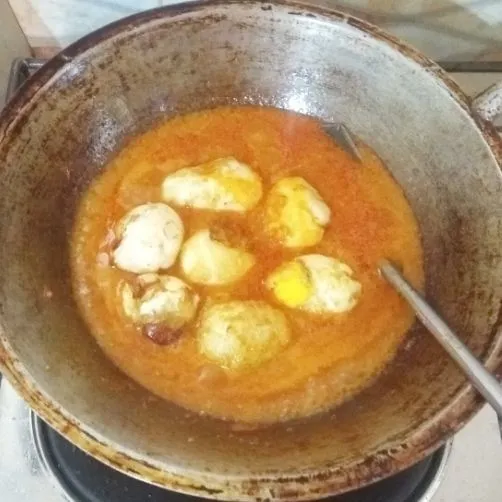 Masukkan telur rebus yang sudah digoreng.