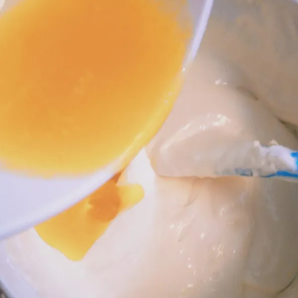 Tuang margarin leleh, aduk rata dengan spatula metode lipat, agar tidak mengendap di bawah.