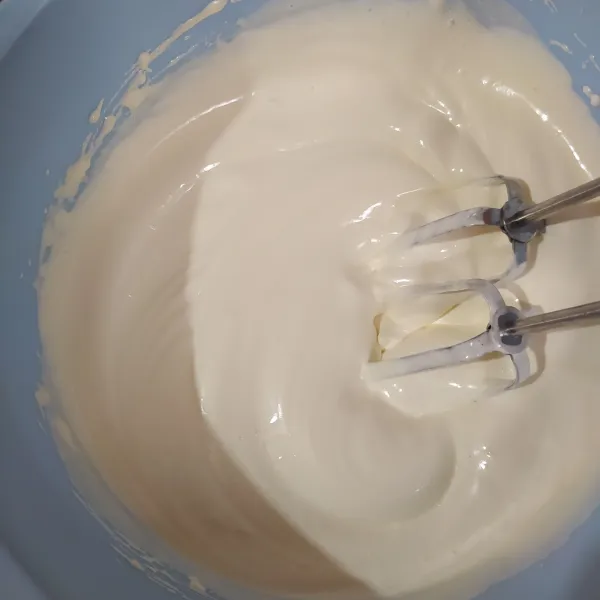 Masukkan telur, gula dan sp ke dalam wadah, lalu mikser sampai putih, kental dan berjejak.