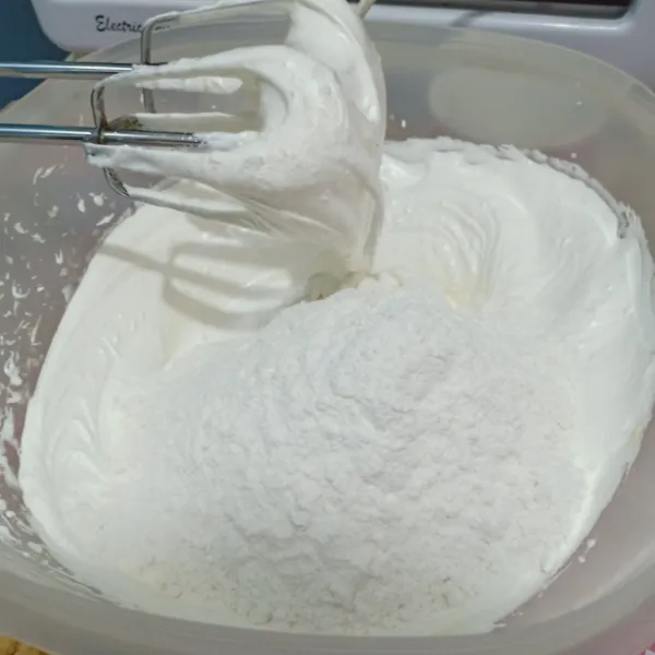 Masukkan tepung terigu, garam, dan vanili bubuk. Mixer sebentar dengan kecepatan rendah.