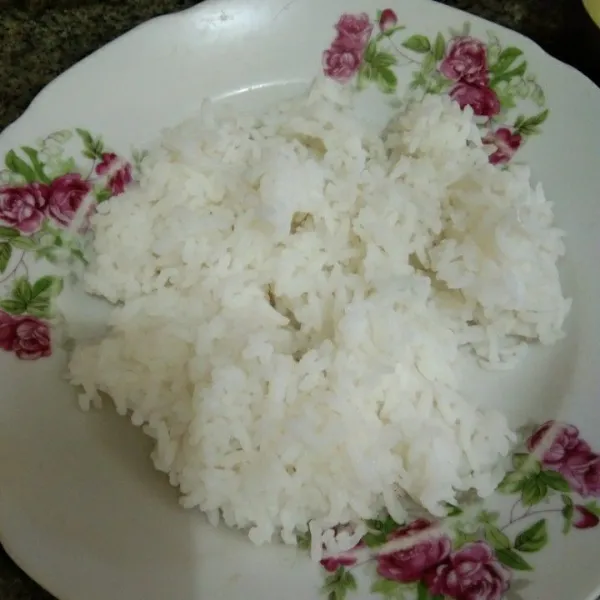 Siapkan nasi putih, sisihkan.
