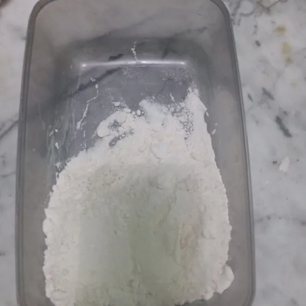 Siapkan tepung terigu.
