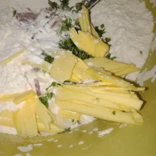 Tambahkan mentega, aduk rata.