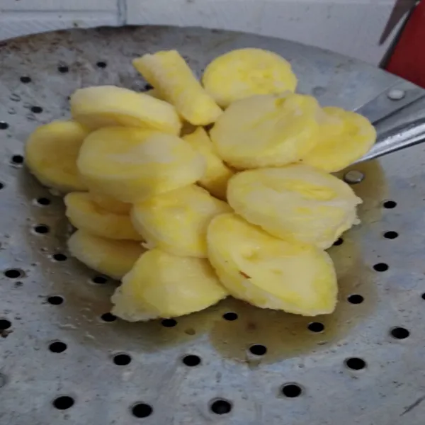Balurkan potongan tahu ke dalam tepung maizena, lalu goreng hingga kuning keemasan. Angkat lalu tiriskan.