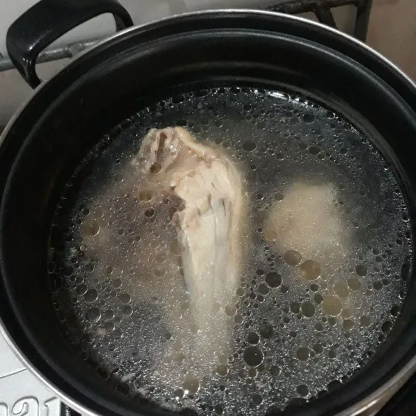 Rebus daging ayam, tambahkan ½ sdm garam, masak sampai matang sisihkan dan sisihkan juga 1 gelas air kaldunya.