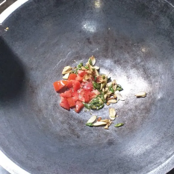Tumis bawang merah, bawang putih dan cabai hingga harum, kemudian tambahkan tomat.