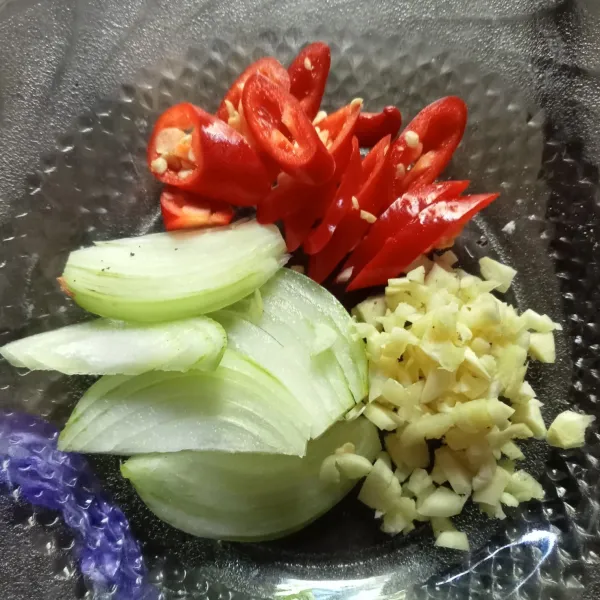 Cincang bawang putih, potong-potong cabai dan bawang bombay.