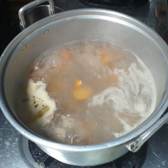 Setelah ayam setengah matang, masukkan wortel dan kentang.