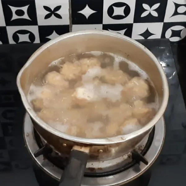 Panaskan air di dalam panci. Ambil 1 sendok teh adonan lalu bulat kan dengan 2 buah sendok teh lalu masukan ke dalam air yang sudah mendidih. Rebus hingga mengapung.