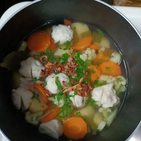 Setelah semua sayur matang, matikan api. Koreksi rasa. Tabur daun sop dan bawang goreng. Sajikan.