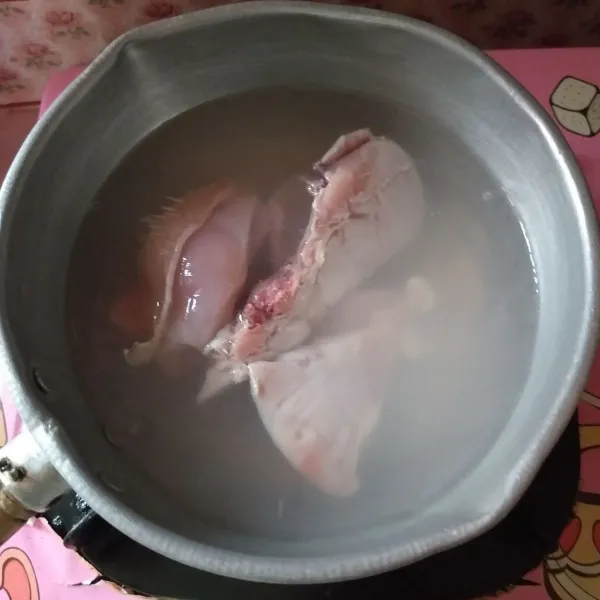 Buat kaldu ayam, sisihkan air, kemudian rebus ayam hingga keluar minyak-minyaknya.