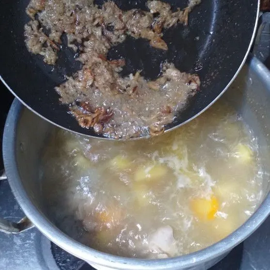 Campurkan bumbu ke dalam ayam, kemudian masak hingga matang. Saat hampir matang masukkan seledri, cek rasa.