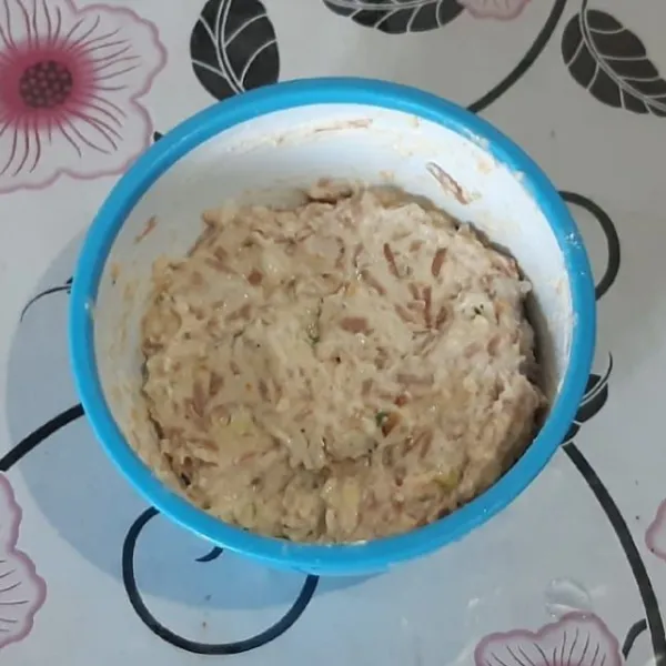 Masukan air sedikit demi sedikit sambil diaduk hingga merata (adonan cenderung kental) supaya bisa dicetak dengan sendok.