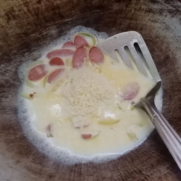 Masukkan keju parut, masak sampai keju lumer.
