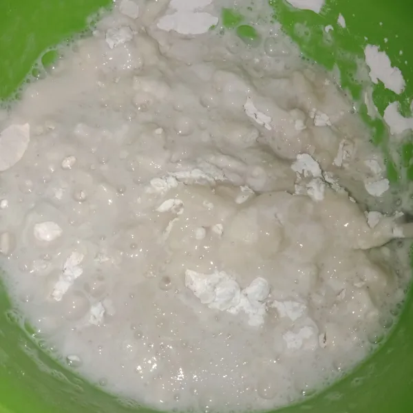 Setelah halus tambahkan tepung, aduk rata