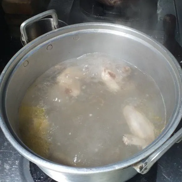 Didihkan air kemudian masukkan ayam.