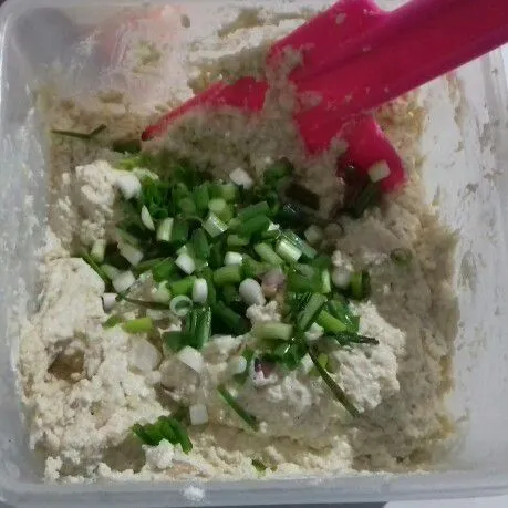 Tuang ke wadah. Tambahkan bawang putih dan bawang merah halus, irisan bawang daun, garam, lada bubuk dan kaldu jamur. Aduk rata.