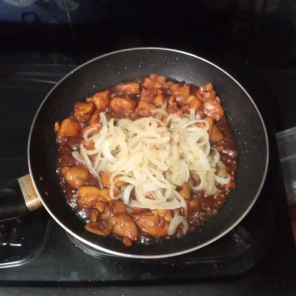 Masukkan bawang bombay, aduk rata. Jika ingin lebih pekat boleh tambah kecap manis.