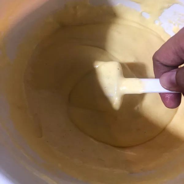 Lalu masukkan butter cair dan aduk dengan metode aduk balik.