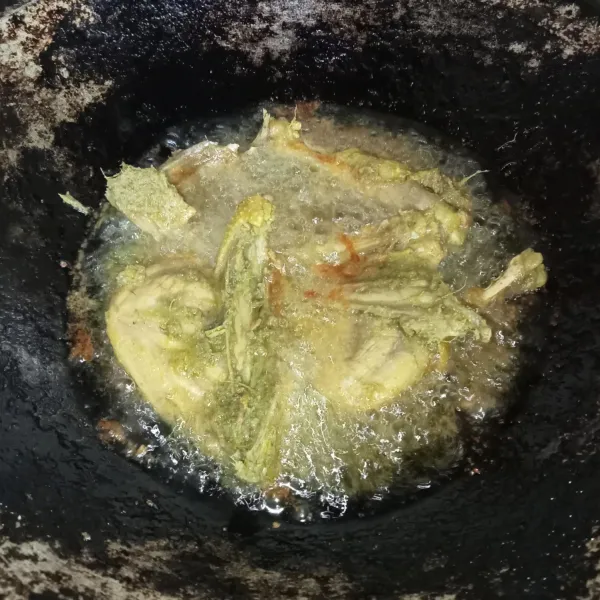 Goreng bebek beserta bumbu ungkepan hingga keemasan, angkat dan tiriskan.