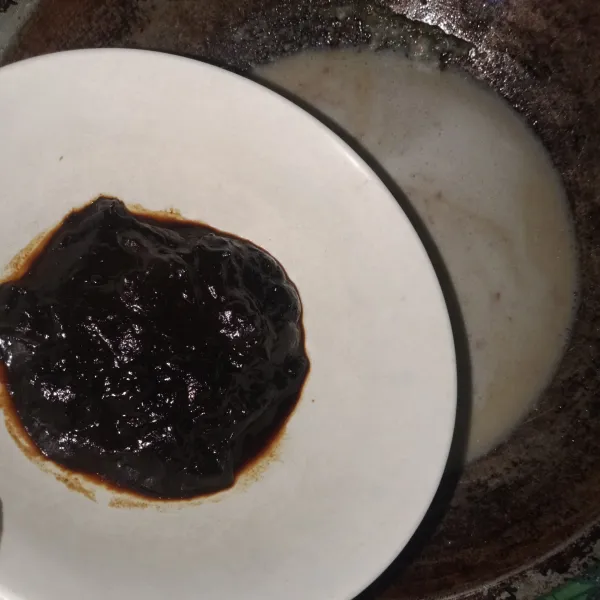 Tambahkan petis dan kecap manis, aduk rata