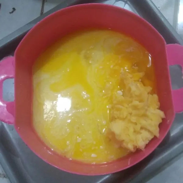 Campurkan telur, gula pasir, susu cair, vanili cair, minyak goreng, tape dan lelehan margarin. Aduk rata menggunakan whisk.