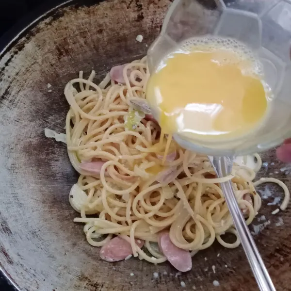 Kemudian masukkan kocokan telur, aduk sampai tercampur rata.