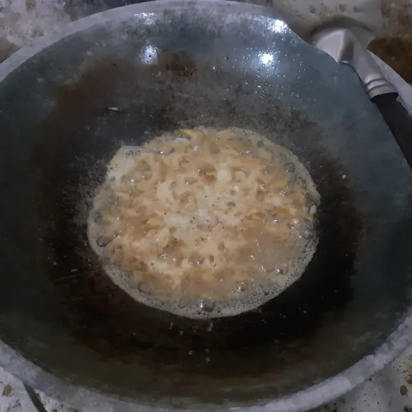 Cuci bersih udang rebon, goreng hingga matang.