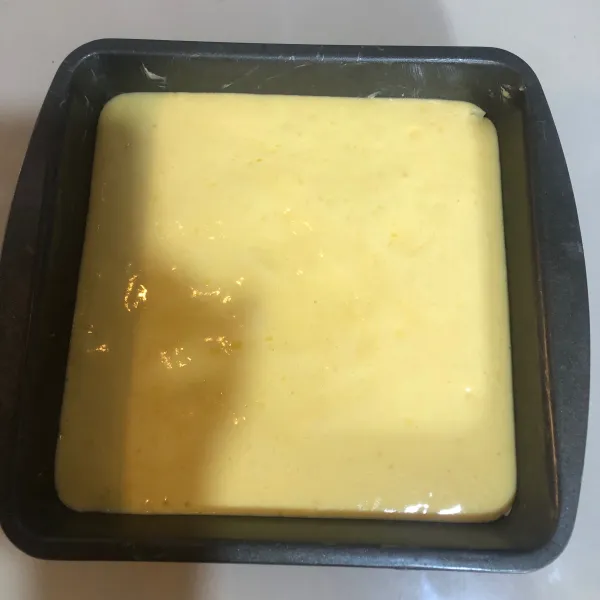Tuang dalam loyang 20x20cm yang telah diolesi margarin dan dialasi baking paper. Hentakkan pelan untuk mengeluarkan udara yang terperangkap.