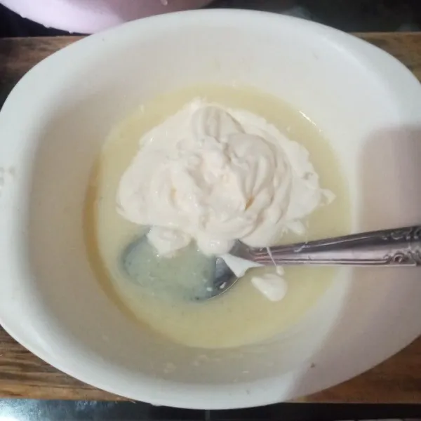 Masukkan mayonaise, aduk rata, sisihkan.