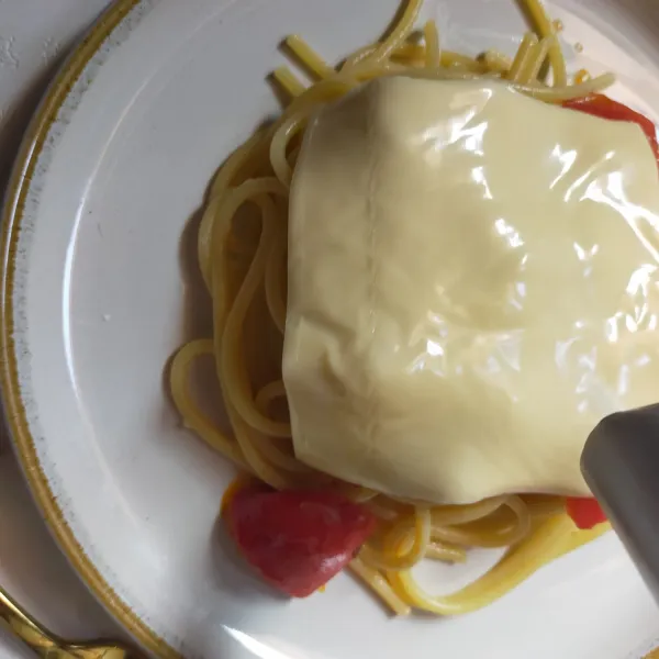 Cara penyajiannya : siapkan piring, letakkan sekitar 4 sdm spaghetti, kemudian beri beef bolognaise, melted slice cheese diatasnya. Bakar dengan bantuan torch supaya meleleh. Siap disajikan.
