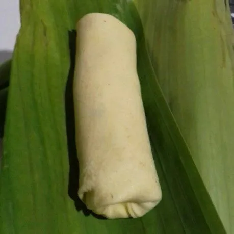 Bungkus dengan daun pisang. Kukus selama 20 menit. Angkat dan dinginkan.