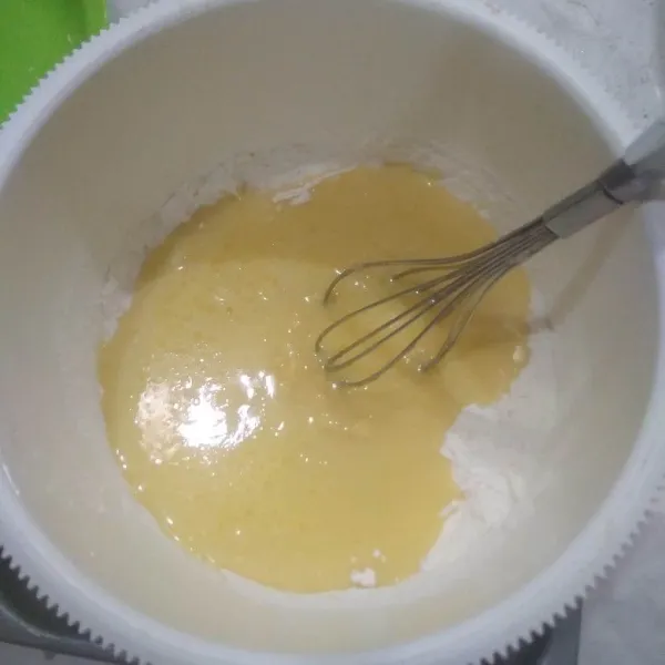Tuang campuran telur ke dalam adonan tepung. Aduk rata. Jangan overmix.