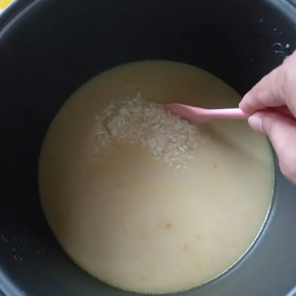Cuci bersih beras, masukkan ke dalam magicom, kemudian masukkan kuah kebuli. Masak nasi hingga matang.