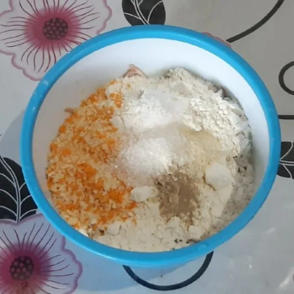 Masukan terigu, tapioka, tepung panir, garam, kaldu bubuk, gula pasir, vetcin dan merica bubuk. Aduk rata.