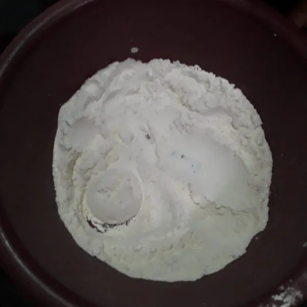 Campurkan tepung kanji dan tepung terigu. Aduk rata.