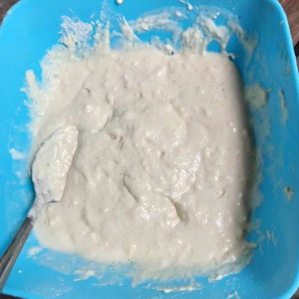 Campur terigu, gula pasir, margarin dan garam, lalu tuang air sedikit demi sedikit sambil diaduk hingga jadi adonan yang kental.
