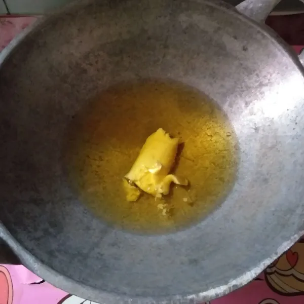 Panaskan minyak dengan margarin.